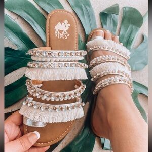 CAMEL TOES FRINGE EMBELLISHED TOE SANDALS SIZE 7 TAN